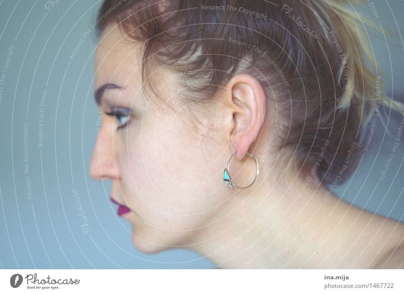 Profil einer Frau mit Ohrring Mensch feminin Erwachsene Leben 1 18-30 Jahre Jugendliche Accessoire Schmuck Ohrringe Haare & Frisuren brünett kurzhaarig