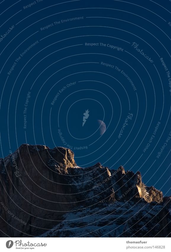 Alpengipfel mit Mond Schönes Wetter Blauer Himmel letzte Sonne Gipfel Beleuchtung Schnee ruhig Ferne majestätisch Abend Kontinuität Bundesland Tirol Dolomiten