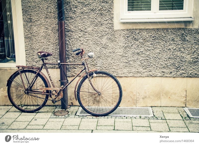 Retro Fahrrad an einer Wand Altstadt Haus Mauer Metall alt retro braun beige parken Bürgersteig Außenaufnahme Menschenleer Textfreiraum rechts Farbfoto Fassade