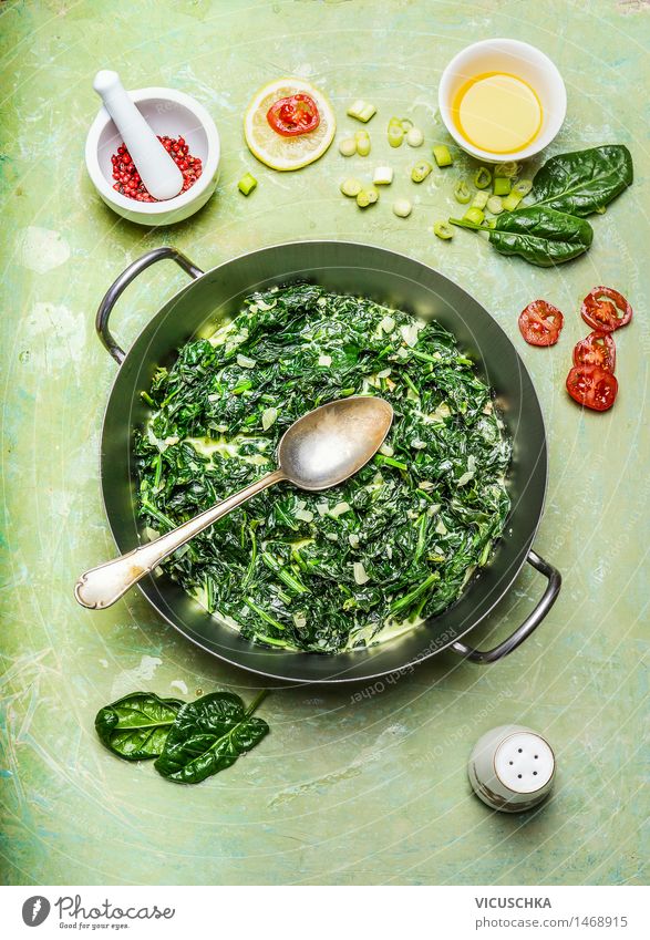 Spinat in Sahne-Sauce in einem Topf mit Löffel Lebensmittel Gemüse Kräuter & Gewürze Öl Ernährung Mittagessen Abendessen Bioprodukte Vegetarische Ernährung Diät