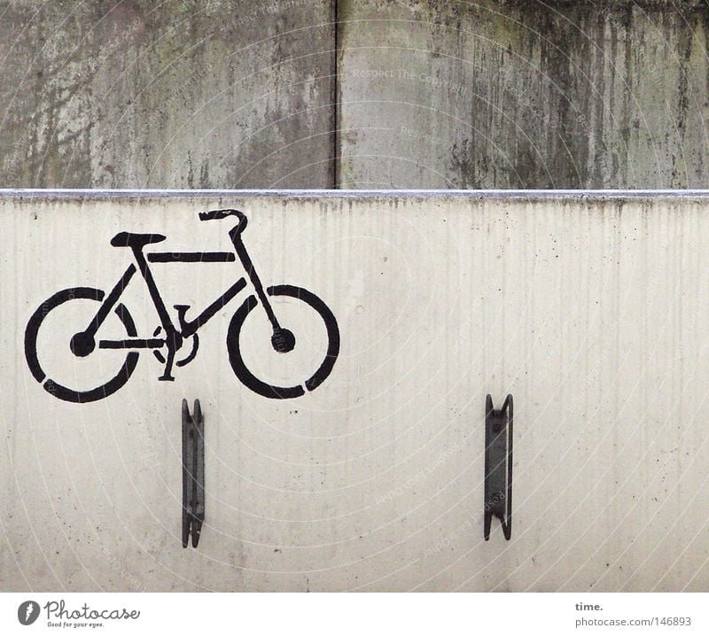 Ordnung ist das halbe Leben [III] Fahrrad Parkhaus Verkehr Beton Zeichen grau Ikon gemalt gesprüht Fahrradständer Halterung Parkplatz Regenwasser Wand Dinge