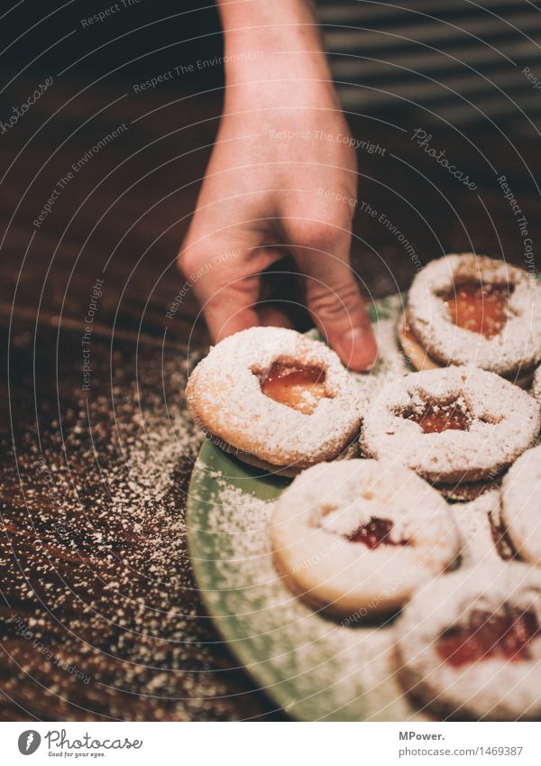 frisch gebacken Lebensmittel Ernährung Duft Kitsch Keks Puderzucker süß Weihnachten & Advent Frau Hand Finger Reihe