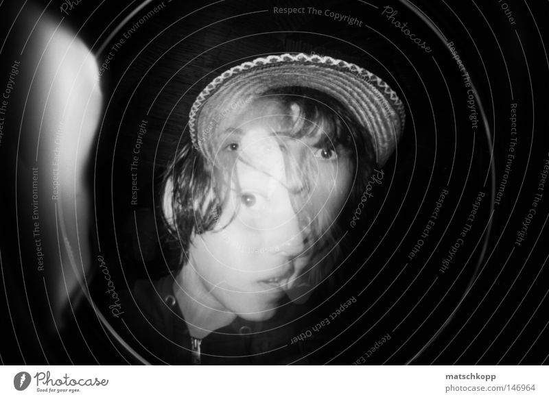 (Seelen)verwandschaft Fischauge Lomografie Schwarzweißfoto schwarz 2 Lichtfleck analog Weitwinkel Filmmaterial erschrecken geblitzt Hut Sonnenhut Stil dunkel