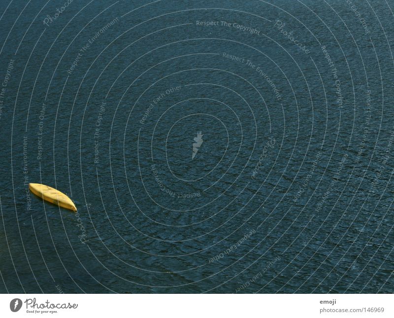 Kajak See entern kentern gelb Monochrom Vogelperspektive Wasser gekentert geentert blau trist akzent akzentpunkt water lake blue Im Wasser treiben
