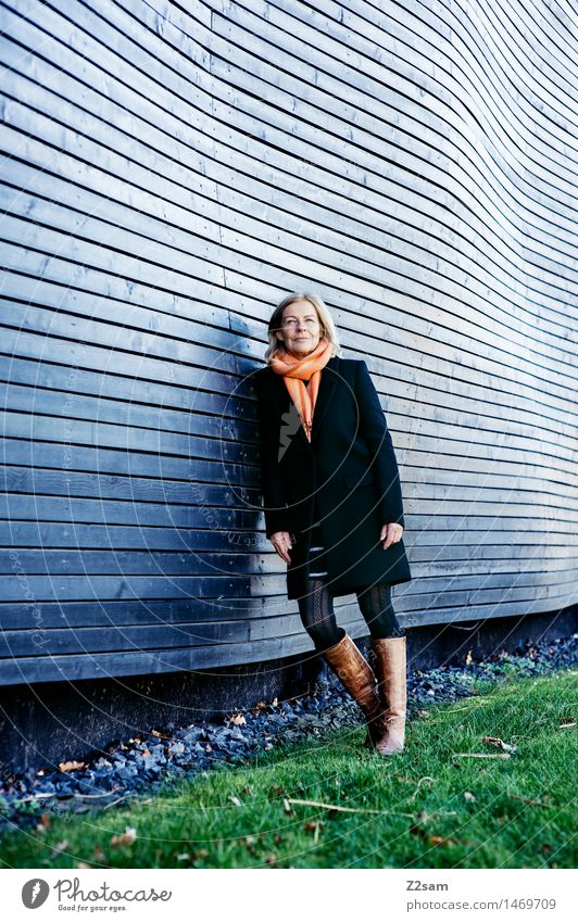50 Jährige Businesslady steht an der Wand Lifestyle elegant Stil feminin Weiblicher Senior Frau 45-60 Jahre Erwachsene Winter Wiese Stadt Architektur Mode Rock