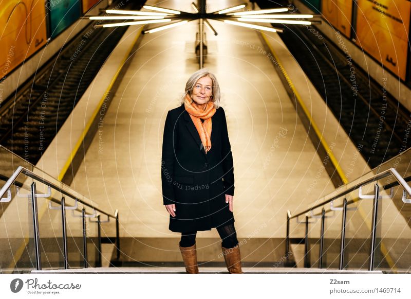 upstairs feminin Weiblicher Senior Frau 1 Mensch 45-60 Jahre Erwachsene Treppe Öffentlicher Personennahverkehr U-Bahn Bahnhof Bahnsteig Gleise Mantel Schal
