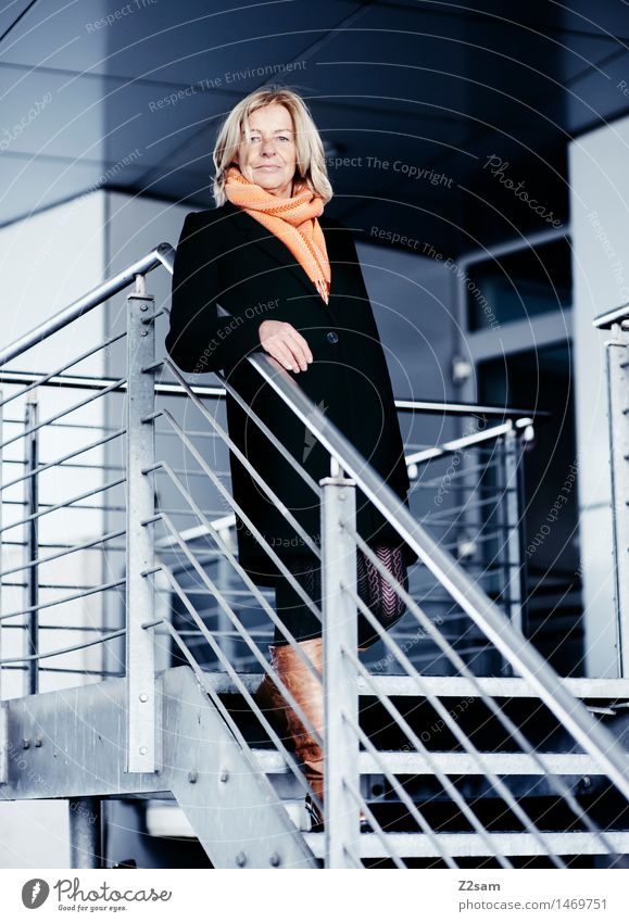 Frau mittleren Alters im Business Outfit Lifestyle elegant Stil feminin Weiblicher Senior 60 und älter Stadtzentrum Mode Mantel Schal Stiefel blond langhaarig