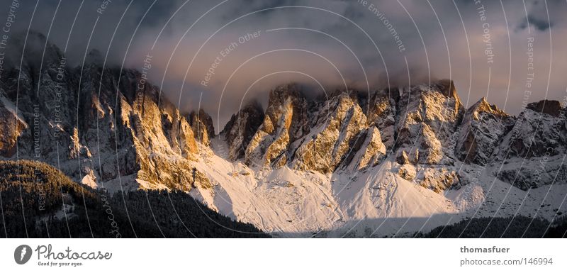 Alpengipfel mit Schnee, Sonne und Wolken Berge u. Gebirge Dolomiten Abend Sonnenuntergang Beleuchtung Schönes Wetter Blauer Himmel letzte Gipfel ruhig Ferne