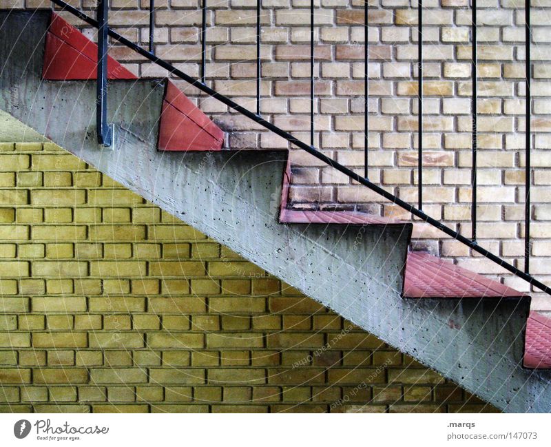 Abstieg oben rot grau gelb Haus Wand Mauer aufsteigen Treppenhaus Architektur Häusliches Leben ab alt abwärts aufwärts Geländer ...