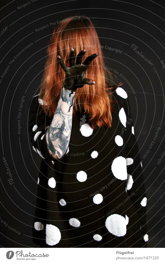 Black hand feminin Frau Erwachsene 1 Mensch 18-30 Jahre Jugendliche bedrohlich abstrakt Illusion rothaarig Punkt Tattoo schwarz dunkel Haselnuss Wasserfarbe