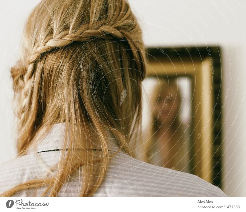 zopf Körperpflege Haare & Frisuren Wohnung Junge Frau Jugendliche 18-30 Jahre Erwachsene Spiegel Spiegelbild Hemd blond langhaarig Zopf beobachten träumen