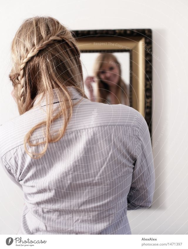 spieglein spieglein an der wand Haare & Frisuren Wohnung Spiegel Spiegelbild Junge Frau Jugendliche 18-30 Jahre Erwachsene Hemd blond langhaarig Zopf beobachten