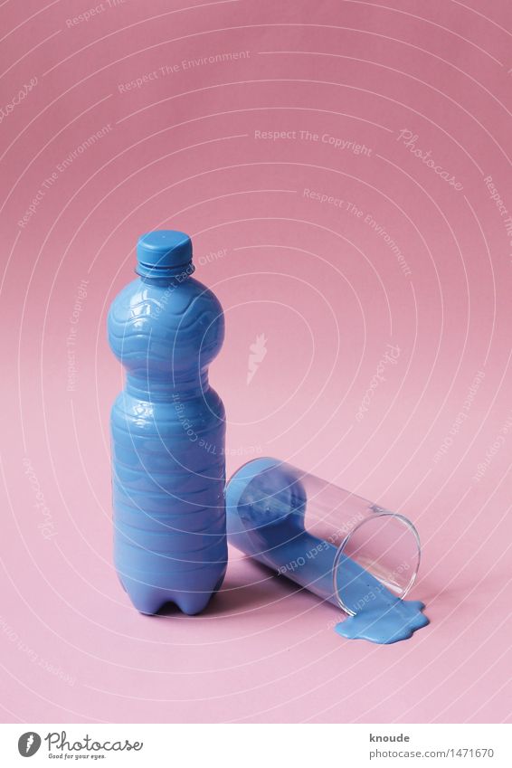 ›Wasserflasche‹ Trinkwasser Flasche Glas blau rosa Farbstoff gestellt Hohlkehle Farbfoto Studioaufnahme Menschenleer Textfreiraum oben Hintergrund neutral
