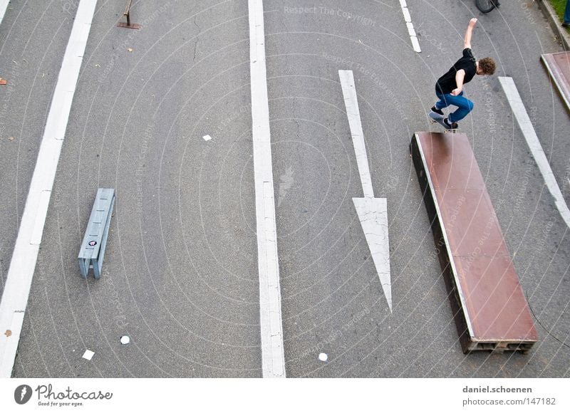 Skateboard Skateboarding Straße Perspektive springen Holzbrett Rampe Spielen Funsport Pfeil kunststück streetskaten