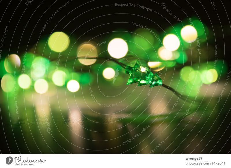 Oh Tannenbaum | made in China Dekoration & Verzierung Kitsch Krimskrams Leuchtdiode Lampe Kunststoff Weihnachtsbaum schön klein gelb grün schwarz weiß