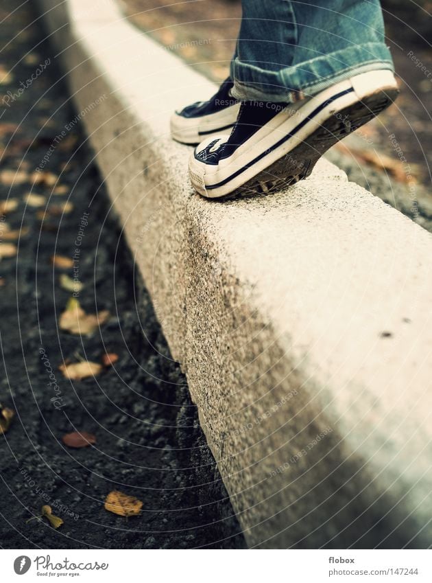 Leichtigkeit Chucks Schuhe Frau Gleichgewicht Zufriedenheit Bordsteinkante Herbst kalt Physik Blatt Park stilllegen gehen geradeaus Spaziergang Luft