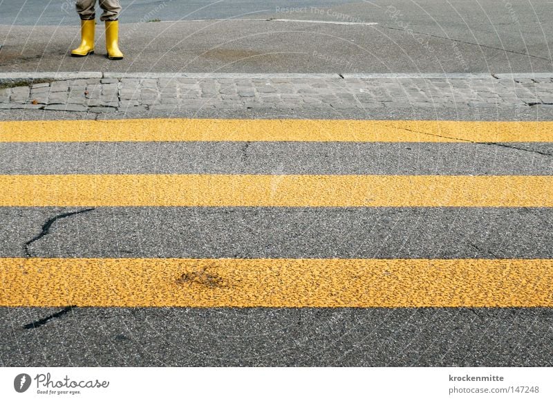 luege, lose, laufe Fußgängerübergang Schutz schutzlos Zebrastreifen gelb Asphalt Straße Verkehr Stadt gehen Überqueren betoniert Teer Streifen schmal Schuhe