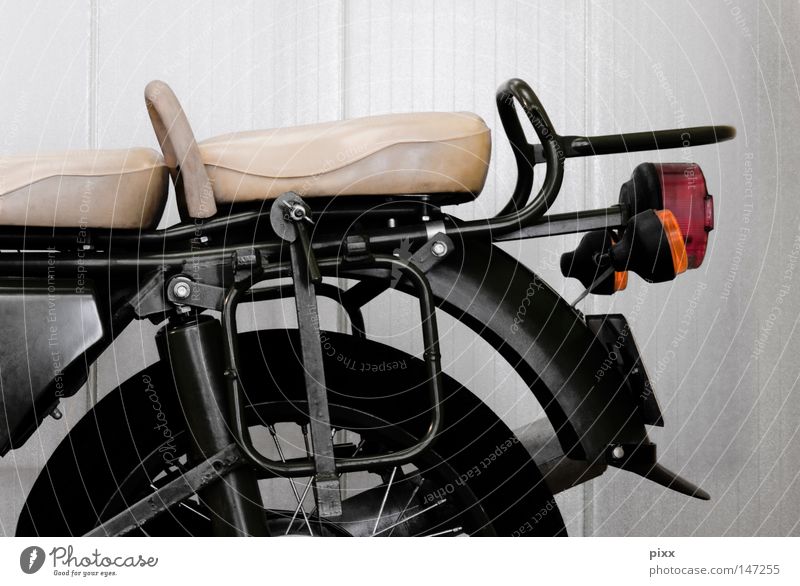 Sozius Motorradfahrer fahren Rücklicht Bremslicht Kleinmotorrad Ostalgie Leder weiß beige grau schwarz Ferien & Urlaub & Reisen Verkehr Sicherheit Lust