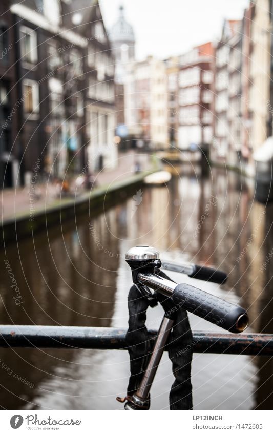 BEATRIX. I Ferien & Urlaub & Reisen Tourismus Fahrradfahren Amsterdam Niederlande Europa Hauptstadt Altstadt Haus Brücke Gebäude Wasser frei retro parken