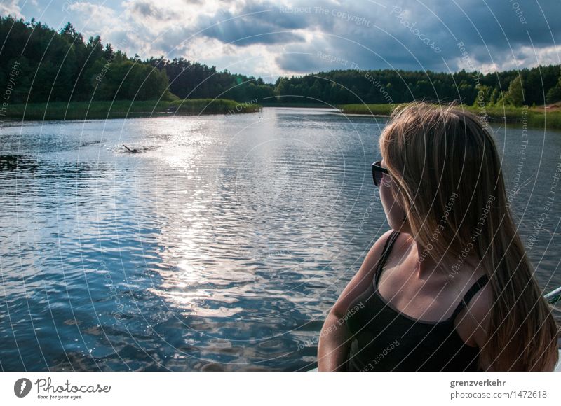Seeblick Mensch feminin Frau Erwachsene 1 18-30 Jahre Jugendliche Wolken Küste Seeufer überbevölkert Trägershirt Sonnenbrille Wasser beobachten Blick weitläufig