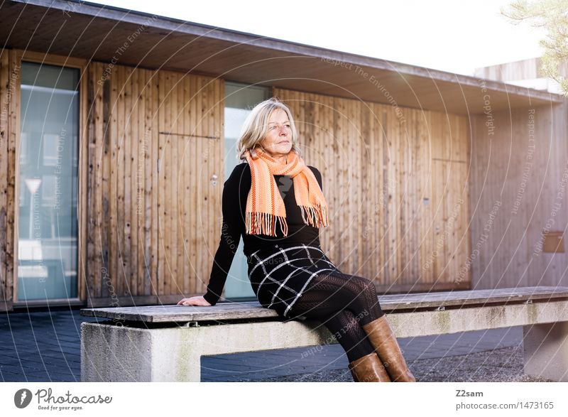 Was bringt die Zukunft Lifestyle elegant Stil feminin Junge Frau Jugendliche 45-60 Jahre Erwachsene Winter Schönes Wetter Stadt Mode Rock Pullover Schal Stiefel