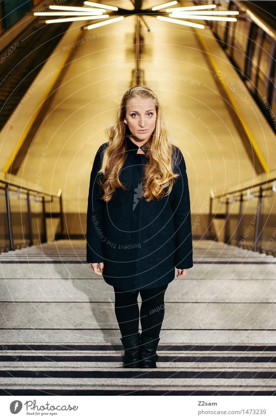 Underground Lifestyle elegant Stil feminin Junge Frau Jugendliche 18-30 Jahre Erwachsene Stadt Bahnhof Gebäude Mode Mantel Leggings Stiefel blond langhaarig