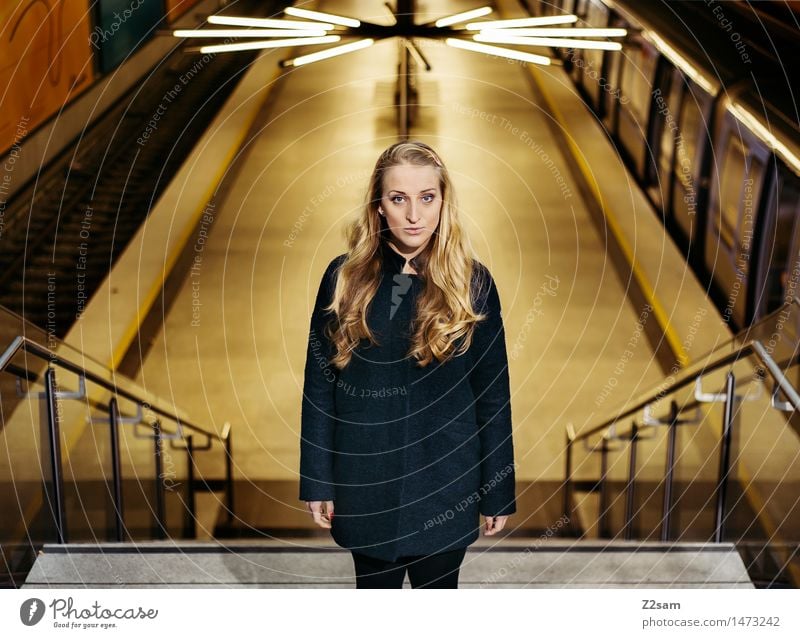 Mittendrin statt nur dabei Lifestyle elegant Stil feminin Junge Frau Jugendliche 18-30 Jahre Erwachsene Stadt U-Bahn Mode Mantel Leggings blond langhaarig Blick