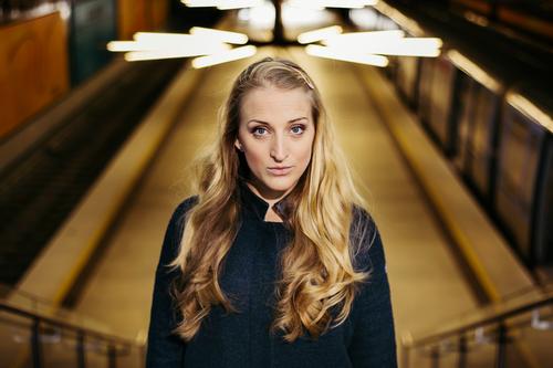 halo feminin 1 Mensch 18-30 Jahre Jugendliche Erwachsene Öffentlicher Personennahverkehr U-Bahn Bahnhof Mode Mantel blond langhaarig Blick stehen warten