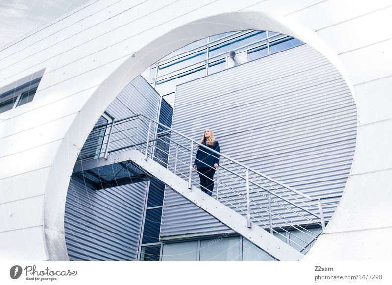 Frau in Architektur feminin 1 Mensch 18-30 Jahre Jugendliche Erwachsene Industrieanlage Bauwerk Treppe Mantel blond langhaarig Blick stehen warten elegant