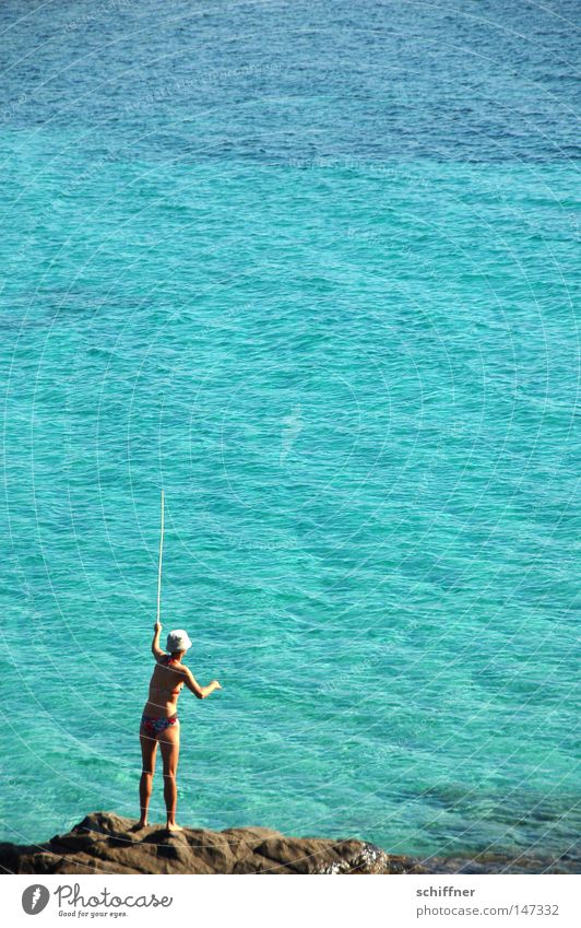 Den Sommer fangen Sardinien Frau Fräulein Angeln blau türkis azurblau Meer Klarheit Angelrute Bikini Hut Angelgerät Angler werfen einfangen