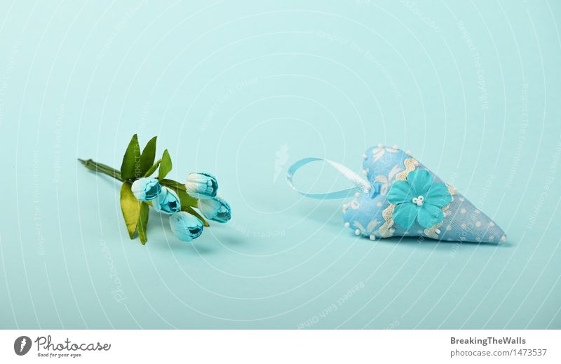 Kleiner Textilherz- und Maulbeerpapier-Tulpenblumenstrauß auf Blau elegant Stil Design Basteln Handarbeit heimwerken Innenarchitektur Feste & Feiern Hochzeit