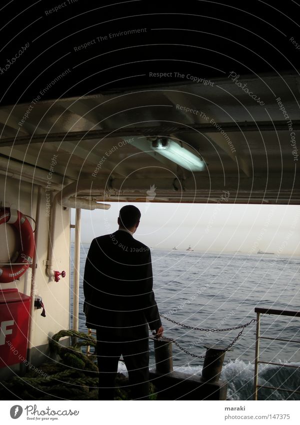 think. Gedanke Einsamkeit Hafen Meer Arbeit & Erwerbstätigkeit Ferne Denken Hoffnung ungewiss ruhig Wasserfahrzeug Mann Anzug Bootsfahrt Istanbul Fähre Bosporus
