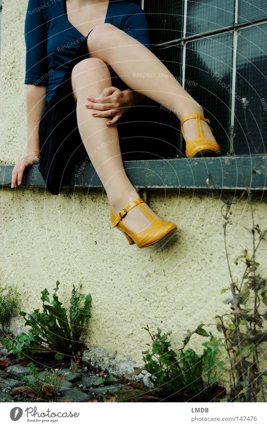 Ich warte noch auf dich... Schuhe Schnalle Herbst Fenster Fenstersims gelb Frau Hand Knie Kleid Fensterscheibe kopflos Straßenrand Mauer dünn zart zögern