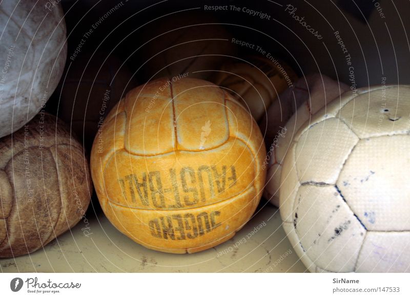 6 [altes leder] Sport Ballsport Fußball kaputt braun orange weiß schäbig Schulsport verschlissen platt ausgemustert unbrauchbar Handball Farbfoto