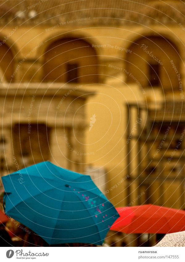 Pilzhut Regenschirm Schirm Tag Denkmal Moschee Cordoba blau gelb rot Wasser Farbe Sonnenschirm Sonnenstor Schutz Öffentlicher Dienst