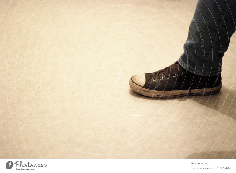 Take one step into the light Schuhe Jeanshose Jeansstoff Chucks Fuß gebraucht getragen Turnschuh braun grau Bodenbelag Schatten ruhig hell warten sitzen Beine