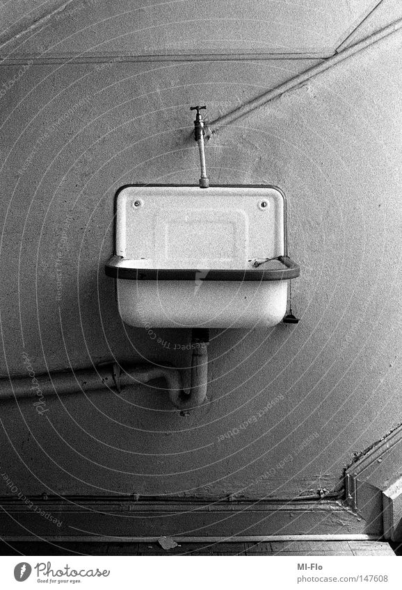Heiko-2 Waschbecken Schwarzweißfoto Treppenhaus analog Angst Panik storytelling narrativ
