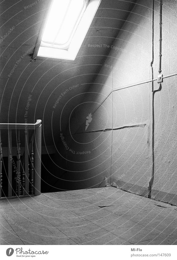 Heiko-3 analog Schwarzweißfoto Treppenhaus Licht Panik Angst storytelling narrativ