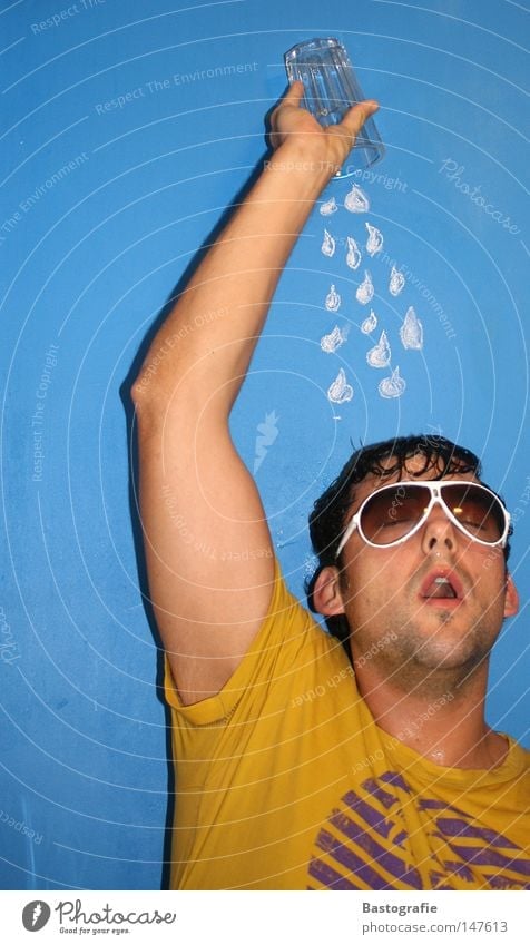 Erfrischung Regen Wand gelb Sommer Sonnenbrille Brille kalt Physik Erholung Ferien & Urlaub & Reisen nass Bekleidung Mann entladen Freude Club Party Wasser
