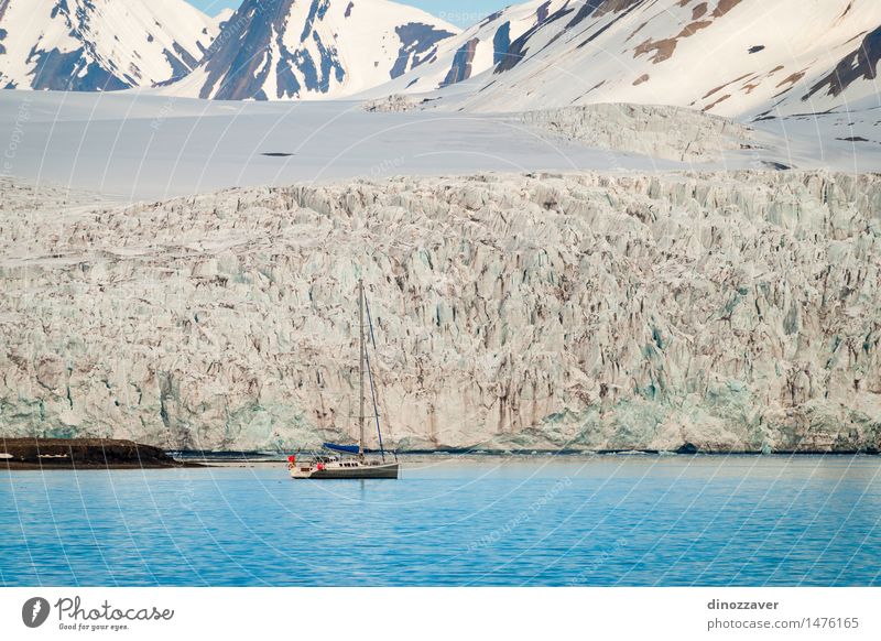 Segelboot am Gletscher Ferien & Urlaub & Reisen Meer Winter Schnee Berge u. Gebirge Umwelt Natur Landschaft Klima Küste Wasserfahrzeug frieren blau weiß Eis