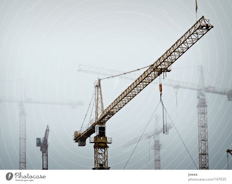 Nebelskelette Konstruktion einrichten bauen Baustelle produzieren gefährlich grau Handwerk Industrie kalt Kran schlechtes Wetter Himmel bedrohlich großbaustelle