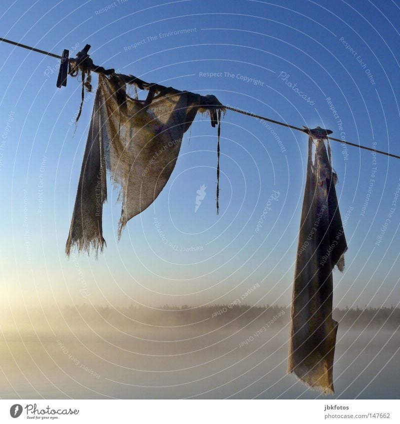 hängengelassen Wäsche Wäscheleine 2008 Nova Scotia Kanada Nebel Morgen Wäscheklammern Putztuch alt Seil Himmel blau weiß braun Quadrat verfallen Jute Sack