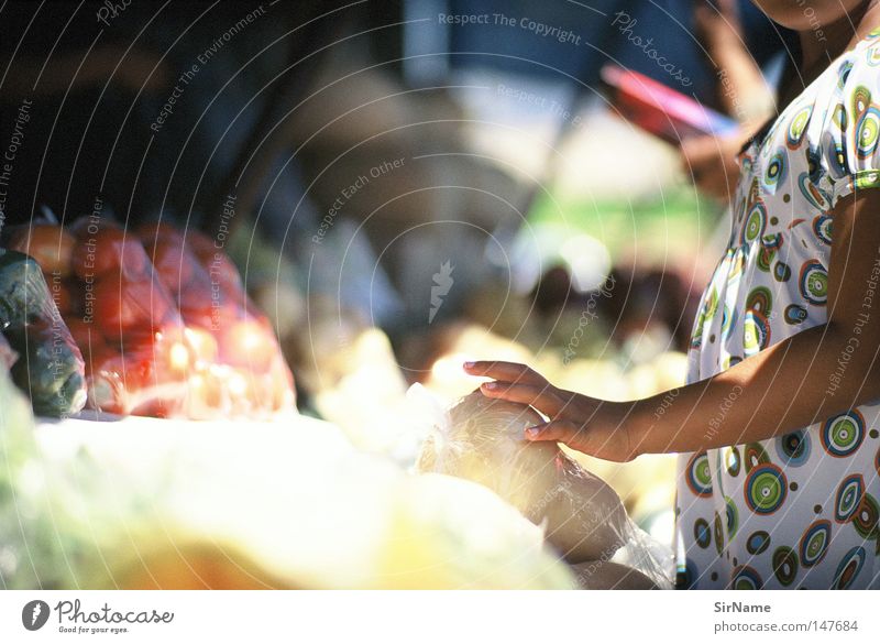 12 [street stories - fruit buyers] Gemüse Frucht Ernährung kaufen Gastronomie wählen Obstverkäufer Gemüsemarkt sortieren Kinderhand Afrika wählerisch