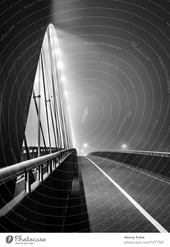 Brückenlichter Architektur Stadt Beton Stahl authentisch Brückengeländer Nacht Langzeitbelichtung Licht Schwarzweißfoto Außenaufnahme Kunstlicht