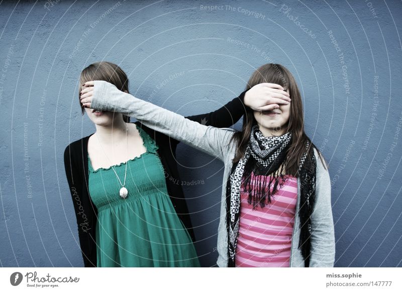blinde freundschaft Außenaufnahme Tag Kontrast Oberkörper Freude Zufriedenheit feminin Junge Frau Jugendliche Erwachsene Freundschaft Kindheit Arme Schal