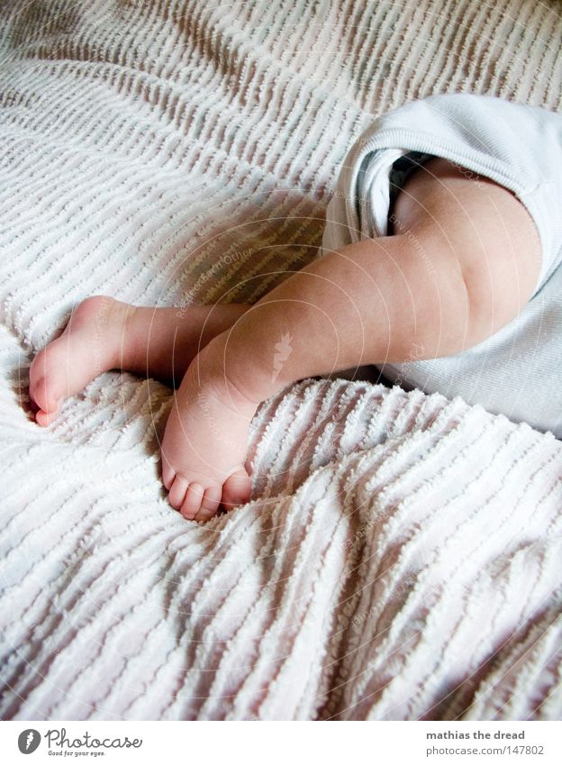 KURZ VORM LOS SPRINTEN Baby Nachkommen Kinderbein Kinderfuß Bildausschnitt Anschnitt liegen Decke Barfuß
