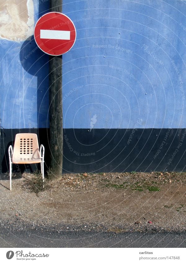Ein Platz an der Sonne aussperren Psychoterror Kündigung Sportplatz Fußballplatz Gartenstuhl Wand mediterran gesperrt Einbahnstraße Sackgasse Verkehrszeichen
