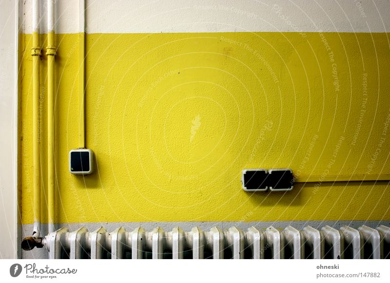 Stromlinien Lichtschalter Eisenrohr Röhren Heizkörper Elektrizität Elektrisches Gerät Schalter Heizung Wand Leitung weiß gelb Farbe angemalt Linie graphisch