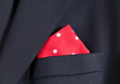 Rotes Taschentuch mit weißen Tupfen in der Tasche des blauen Blazers Stil Design Mode Bekleidung Jacke Stoff hell weich rot Farbe farbenfroh Baumwolle Punkt