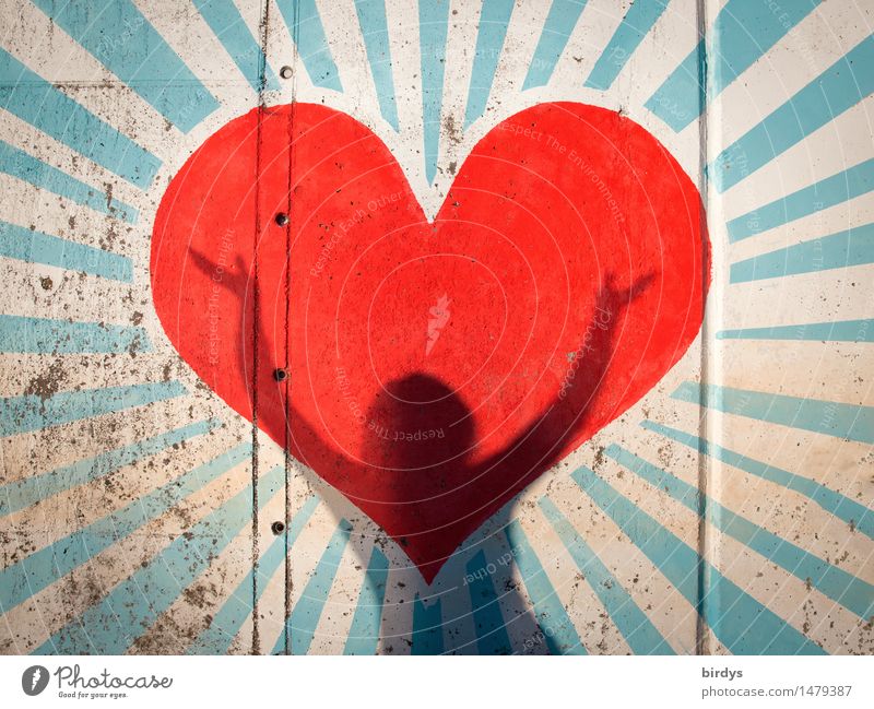 Menschlicher Schatten in einem großen , roten Herz Liebe Glück glücklich Valentinstag Frühlingsgefühle Muttertag Lebensfreude feminin 1 gestik Gefühle Graffiti